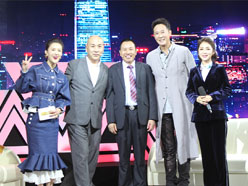 新望董事長(zhǎng)羅永輝與著名歌星劉尊老師、汪正正老師、郭津彤老師、主持人雅琪在北京電視臺(tái)錄制節(jié)目現(xiàn)場(chǎng)親切合影